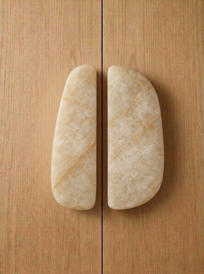 Yukixstone Honey Onyx natural stone pebble pull - hand-carved split marble cabinet handle for wardrobe and kitchen doors